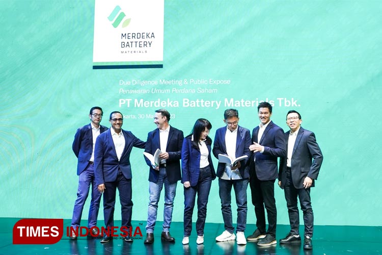 Jajaran manajemen PT Merdeka Batteray Materials Tbk bersama-sama membaca prospektus dalam Paparan Publik (Public Expose). (Foto: dokumentasi TIMES Indonesia)