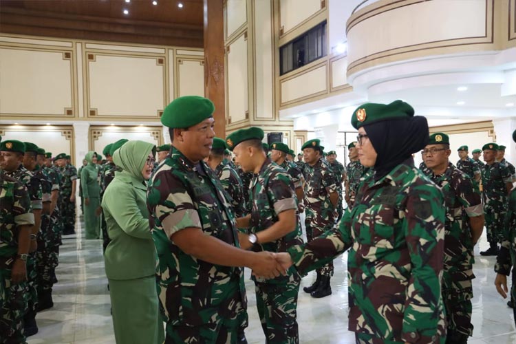 Pangdam V/Brawijaya Mayjen TNI Farid Makruf usai memimpin laporan korps kenaikan pangkat, Senin (3/4/2023).(Dok.Pendam V/Brawijaya) 