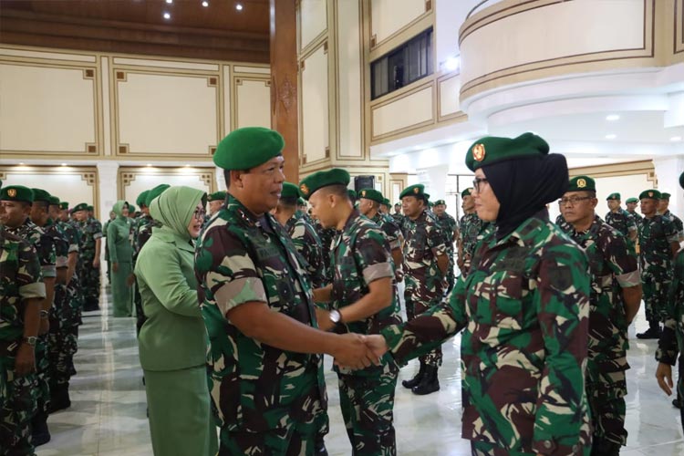 Pangdam Farid Makruf Ingatkan Istri Prajurit Hati-hati Bermedsos