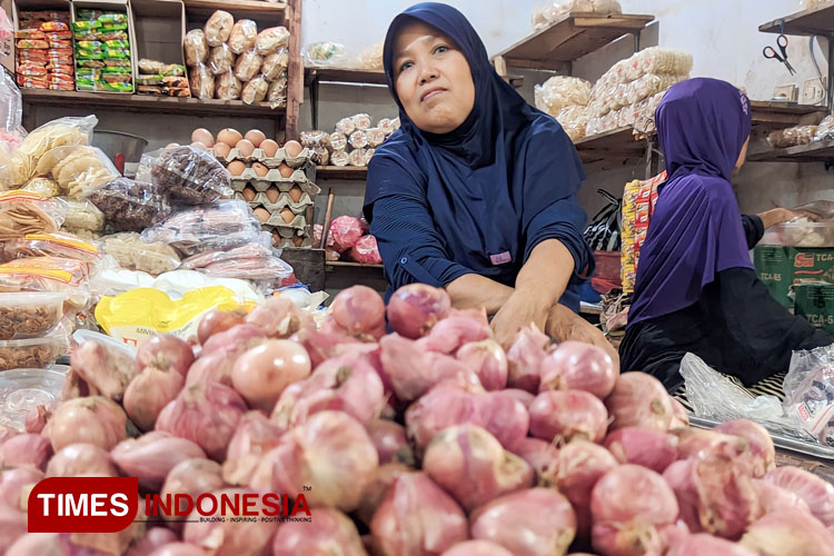 Harga bawang merah yang dijual pedagang di Pasar Minulyo Pacitan terus naik menjadi Rp30 ribu per kilogram. (FOTO: Yusuf Arifai/TIMES Indonesia) 