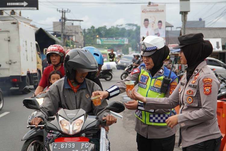 Polres Tasikmalaya Bagikan Takjil Gratis kepada Masyarakat