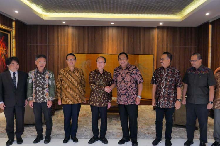 Wakil Ketua DPR RI Rachmat Gobel saat menerima rombongan pengusaha Jepang yang berkunjung ke Ibukota Negara (IKN) Nusantara di rumah dinasnya di Jl Denpasar, Jakarta, Senin 3 April 2023. (FOTO: dok DPR RI)