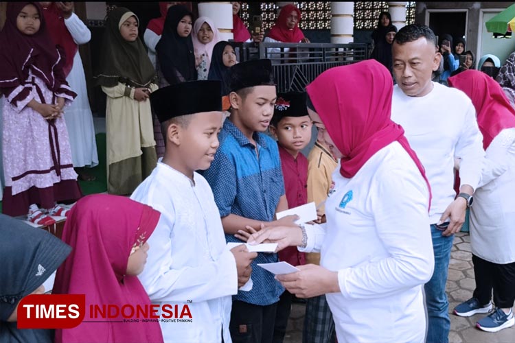 Safari Ramadan 2023, TP PKK Ponorogo Beri Santunan bagi Anak Yatim Piatu