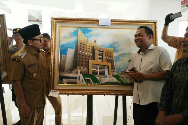 Wali Kota Malang, Sutiaji saat membeli lukisan bergambar gedung MCC. (Foto: Istimewa)