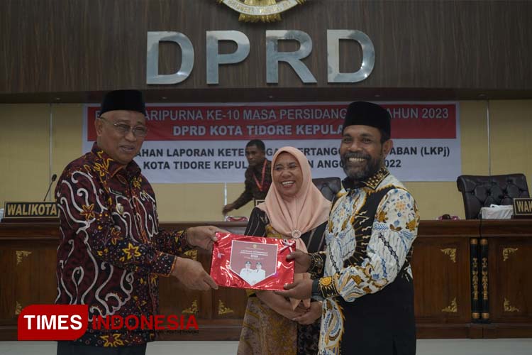 Wali Kota Tidore Kepulauan Capt. Ali Ibrahim menyerahkan Laporan Keterangan Pertanggungjawaban (LKPJ) Pemerintah Daerah Kota Tidore, Senin (3/4/2023). (Foto: Harianto/TIMES Indonesia)
