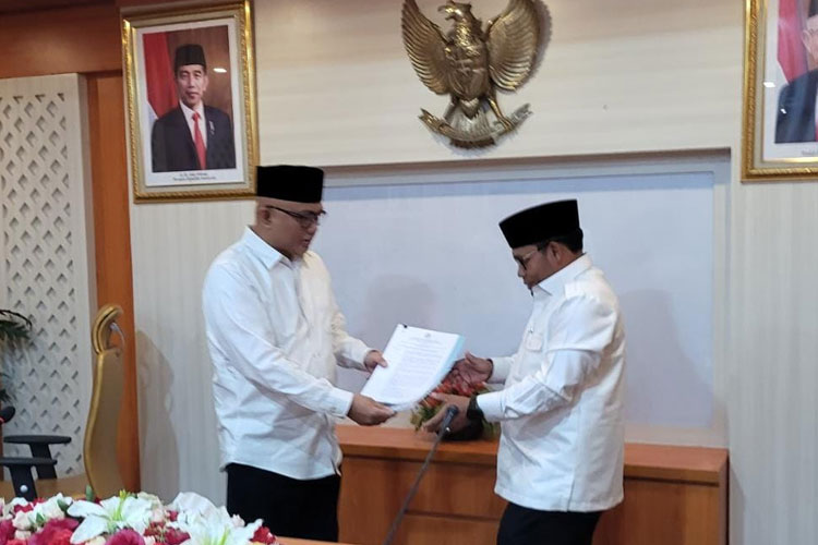 Rektor IAIN Takengon Zulkarnain serahkan hasil verifikasi terjemah Al-Quran Bahasa Gayo ke Kapus LKKMO Arskal Salim. (FOTO: Kemenag RI for TIMES Indonesia)