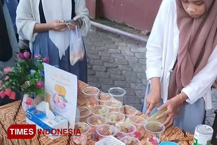 Salah satu stand minuman yang laris di buru pembeli dalam Bazaar Ramadhan SMAN 3 Kota Banjar. (Foto: Susi/TIMES Indonesia)