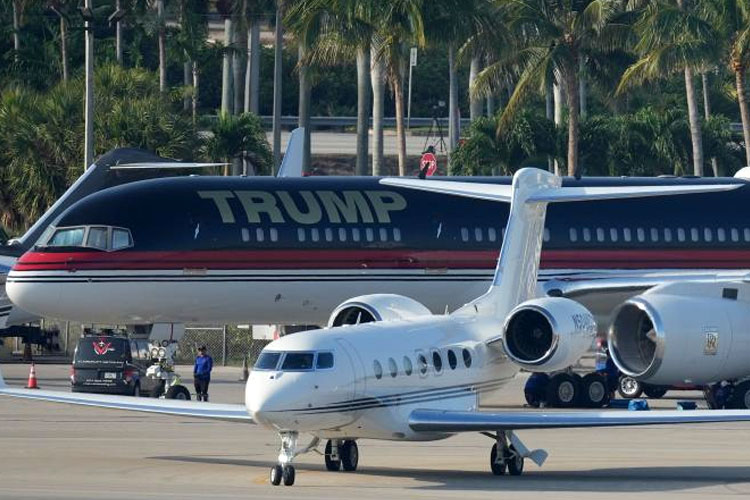 Pesawat Trump diparkir di landasan di Bandara Internasional Palm Beach pada hari Senin, sebelum mengangkut mantan presiden ke New York City. (FOTO: New York Post/AP).
