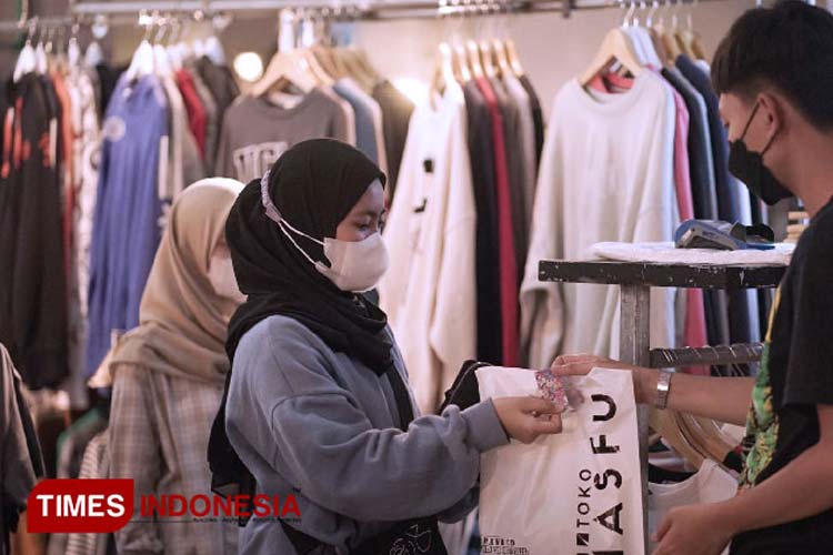 Pengunjung memilih baju impor bekas (thrifting) di Blitar Thrift Festival, Sabtu (16/7/2022). (Foto: Ferry Agusta/TIMES Indonesia)