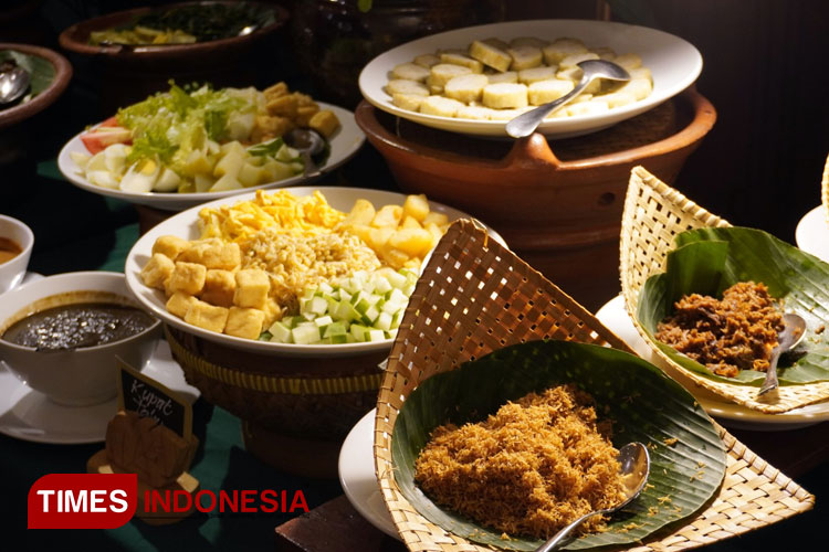 Aneka hidangan khas lokal menggugah selera menjadi salah satu menu favorit saat berbuka puasa di Hotel Majapahit Surabaya MGallery, Selasa (4/4/2023).(Foto : Lely Yuana/TIMES Indonesia)