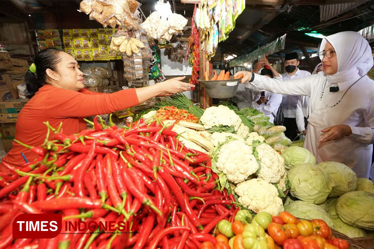 Bupati Banyuwangi, Ipuk Fiestiandani sidak pasar untuk memastikan harga pangan stabil jelang Idul fitri 2023. (Foto: Ahmad Sahroni/ TIMES Indonesia)