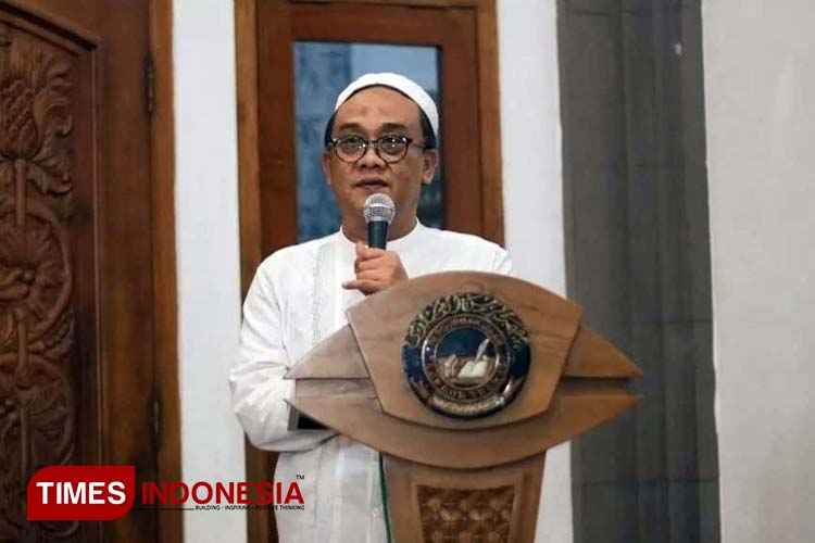 Pengasuh Perguruan Islam Pondok Tremas Pacitan, KH Luqman Harits Dimyathi saat menyampaikan keutamaan bulan Ramadan di hadapan santri. (FOTO: Yusuf Arifai/TIMES Indonesia) 