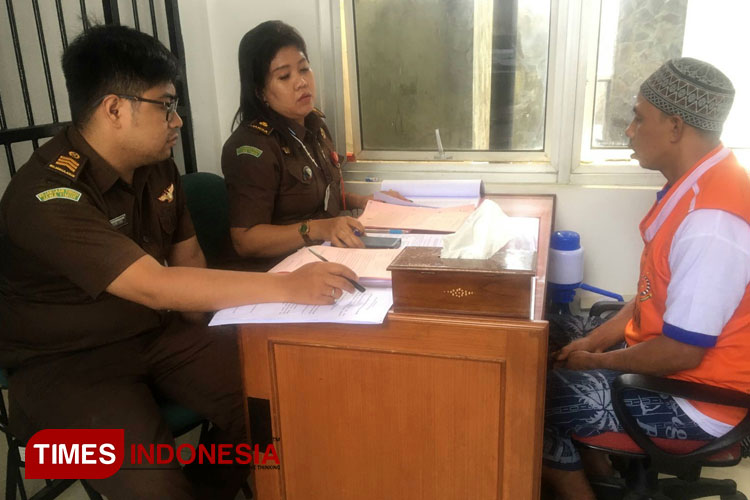 Paman nakal, M, warga Karangploso diinterogasi jaksa setelah diserahkan Polres Batu beserta barang bukti. (Muhammad Dhani Rahman/TIMES Indonesia)