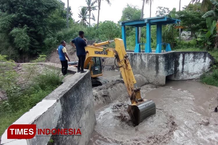 Dinas PUPR Bersama PT MSM Bersihkan Sedimen Bendung Tiga Desa di Sumba Timur