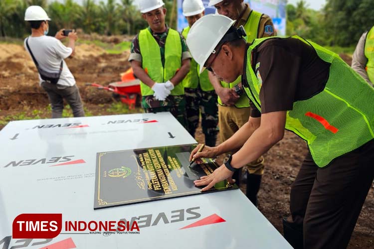 Kepala Kejaksaan Negeri Kepulauan Morotai Sobeng Suradal SH saat menandatangani prasasti peletakan batu pertama Kantor Kejaksaan Negeri Morotai. Selasa (4/4/2023). (Foto: Munces For TIMES Indonesia).