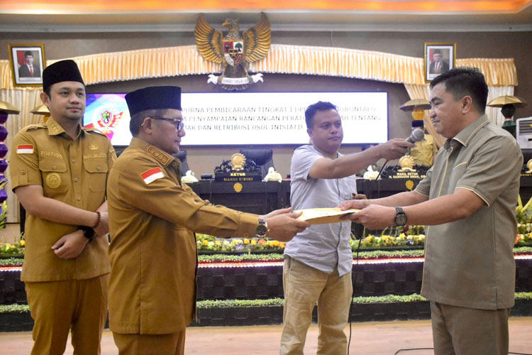 Wali Kota Gorontalo Serahkan Ranperda Pajak dan Retribusi Daerah yang Baru ke DPRD