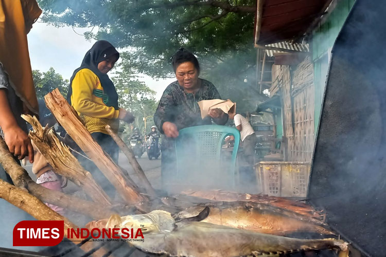Ikan asap milik Zainal Murtadho di pinggir Jalan Raya Paiton, Kabupaten Probolinggo, ini selalu ramai dari pembeli selama ramadan. (Foto: Dicko W/TIMES Indonesia)