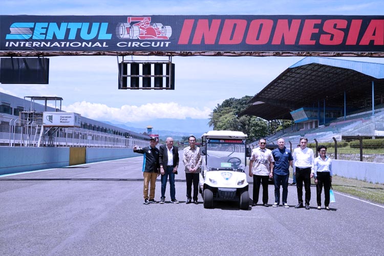 Ketua MPR RI Bambang Soesatyo mengajak Duta Besar Jepang untuk Indonesia H.E Mr. Kanasugi Kenji meninjau Sentul International Circuit, di Bogor, Rabu (5/4/23). (FOTO: dok IMI)