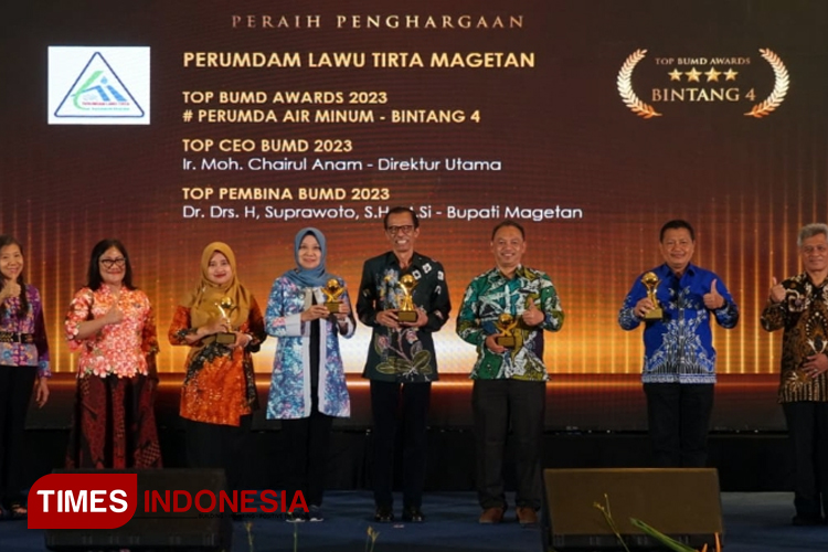 Bupati Magetan, Suprawoto saat meraih penghargaan dalam ajang TOP BUMD Awards 2023 di Jakarta. ( Foto: Diskominfo Magetan for TIMES Indonesia)