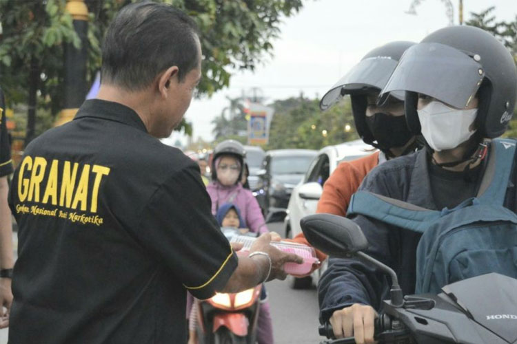 Tebar Keberkahan, DPC Granat Kota Madiun Berbagi Takjil di Bulan Ramadan