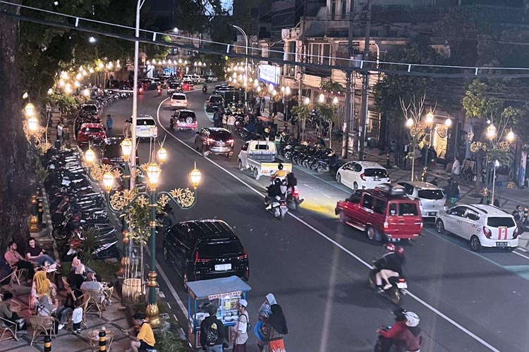 Boleh Jual Kopi Keliling di Kayutangan Heritage, Asal Pakai Baju Tradisional