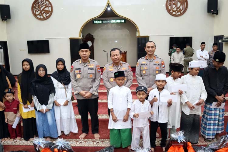 Kunjungi Polres Malang, Kapolda Jatim Santuni Anak Yatim Piatu