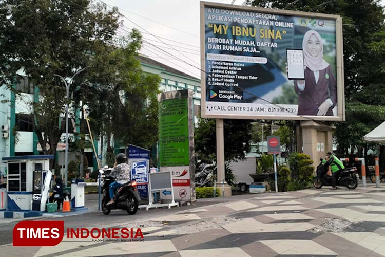 Kendaraan saat hendak parkir di RSUD Ibnu Sina Gresik (Foto: Akmal/TIMES Indonesia).
