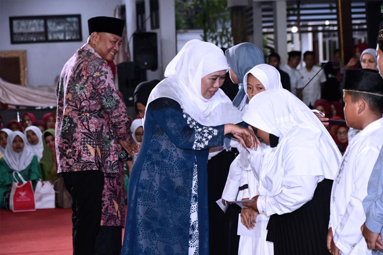 Gubernur Jawa Timur Khofifah Indar Parawansa santuni anak yatim/piatu di Pendopo Kongas Arum Kusumaning Bongso Tulungagung. (FOTO: Istimewa)