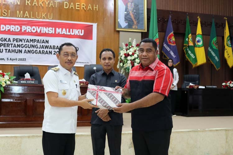 Wagub Maluku Serahkan Dokumen LKPJ Gubernur kepada DPRD