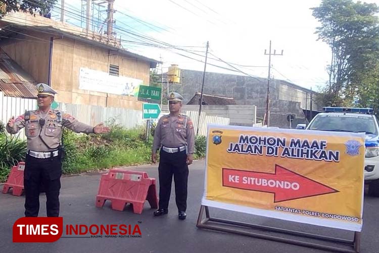 Petugas dari Satlantas Polres Bondowoso dan sejumlah pihak terkait saat melakukan uji coba pengalihan arus mudik lebaran (FOTO: Moh Bahri/TIMES Indonesia)