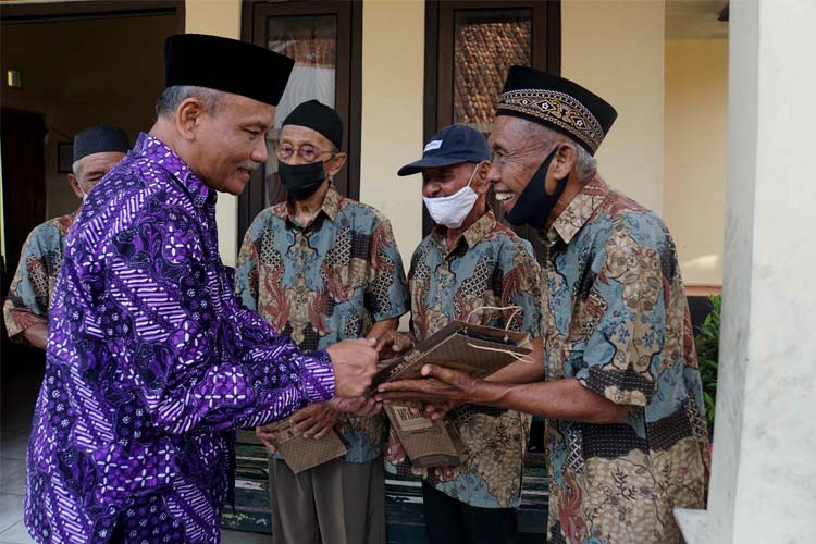 Penjabat Wali Kota Yogyakarta, Sumadi memberikan bingkisan kepada lansia penghuni Panti Wreda Budi Dharma. (FOTO: Pemkot Yogyakarta)