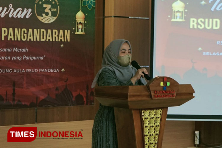 Direktur Rumah Sakit Umum Daerah Pandega Pangandaran Dr. dr. Hj Titi Sutiamah MM saat memberikan sambutan pada perayaan HUT ke-3. (Foto: Syamsul Ma'arif/TIMES Indonesia)