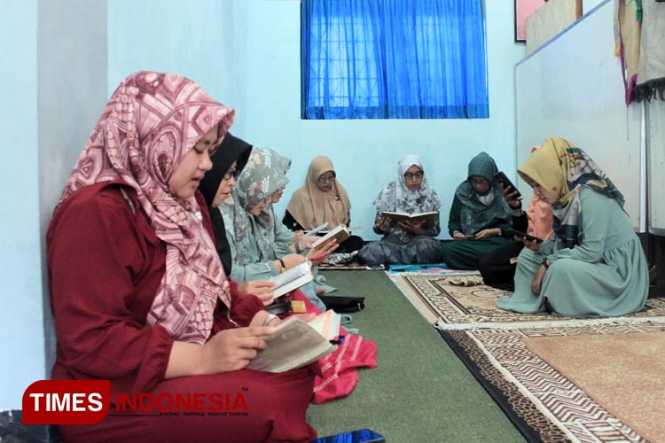 Suasana para guru putri SMAN 1 Pacitan mengikuti tadarus Alquran selama Pesantren Ramadan. (FOTO: Yusuf Arifai/TIMES Indonesia) 