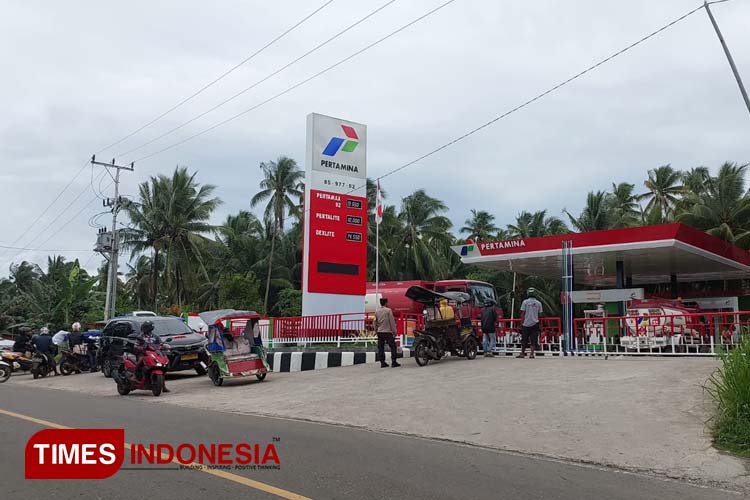 Antrean kendaraan bermotor di SPBU Sridewi Jaya, KM 03 Daruba, Pulau orotai. Rabu (5/5/2023) sore. (Foto: Abdul H Husain/TIMES Indonesia).