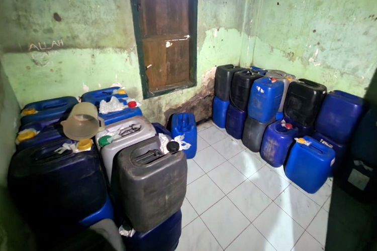 Rumah Penjual Digerebek, Polres Kediri Amankan 1 Drum Besar dan Puluhan Jirigen Arak Bekonang