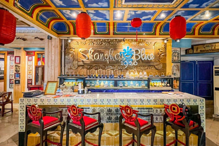 Dominant light blue and red colors adorn the interior of this restaurant, creating a nostalgic ambiance of the past when Chinese traders came to Jakarta. ( photo by : @arumfr )