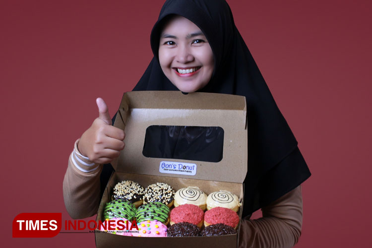 Aqidatul Izza, owner Qon's Donut yang gigih dengan usahanya. (Foto: Sholeh/TIMES Indonesia)