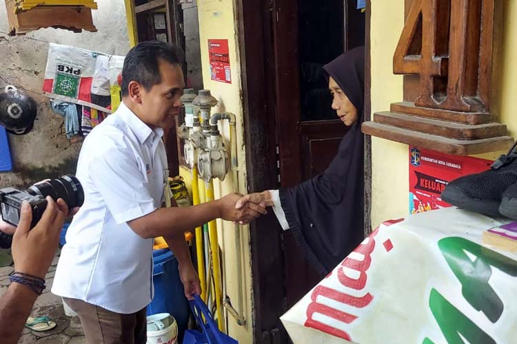 BRI Regional Surabaya Bagikan Paket Sembako untuk Warga Miskin Embong Kaliasin