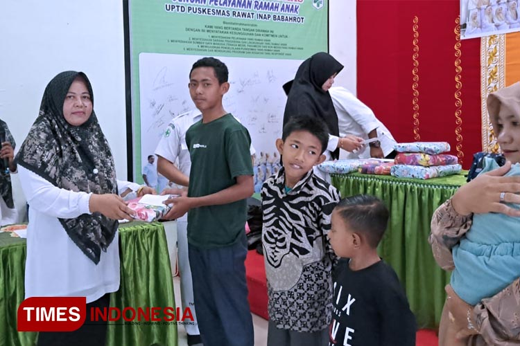 Kepala UPTD Puskesmas Babahrot Masrita Wati menyerahkan secara simbolis santunan untuk anak yatim, Kamis (6/4/2023). (FOTO: T. Khairul Rahmat Hidayat/TIMES Indonesia)