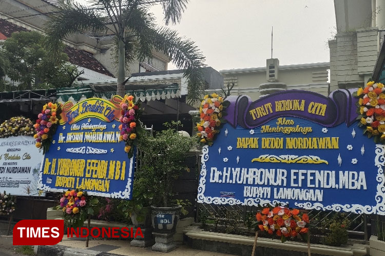 Karangan Bunga Padati Trotoar Depan Rumah Orang Tua Deddi Nordiawan