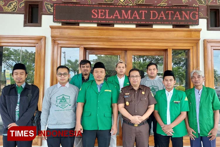 Foto bersama Kajari Pacitan Andi Panca Sakti bersama GP Ansor Pacitan (Foto: Rojihan/TIMES Indonesia)