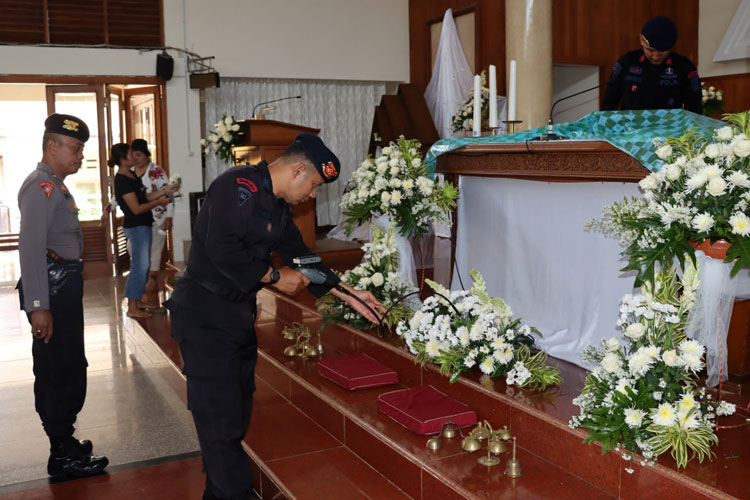 Personel penjinak bom sedang melakukan sterilisasi altar Gereja Katolik Santo Yakobus Klodran. (Foto: Humas Polres Bantul)