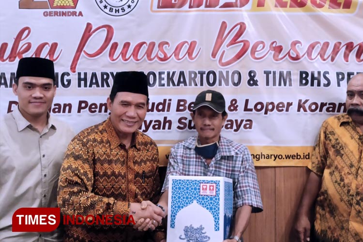 Ketua Dewan Penasehat DPD Gerindra Jatim Bambang Haryo Soekartono memberikan bingkisan lebaran kepada perwakilan sopir bemo saat acara buka puasa bersama, Kamis (6/4/2023). (FOTO: Lely Yuana/TIMES Indonesia)