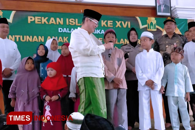 Sambil Nyantuni Anak Yatim Komisaris PT ACA Gelorakan Nasionalisme