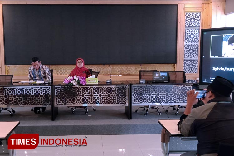 Press conference Unisma yang di Hadiri Rektor Unisma Prof Dr Masykuri Bakri M Si secara daring, Warek 3 Dr. Ir. H. Badat Muwakhid, M.P., Warek 4 Dr. Ir. Hj. Istirohah Pujiwati, M.P, Kamis (6/4/2023). (FOTO: Achmad Fikyansyah/TimeTIMES Indonesia)
