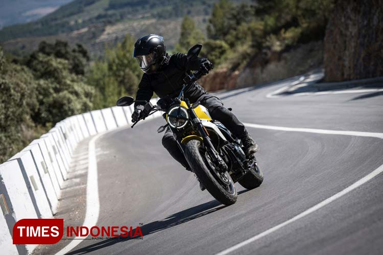 Doni Tata saat menjalani test ride bersama Ducato Scramble 800 cc di Valencia, Spanyol. Foto: Doni Tata for TIMES Indonesia 