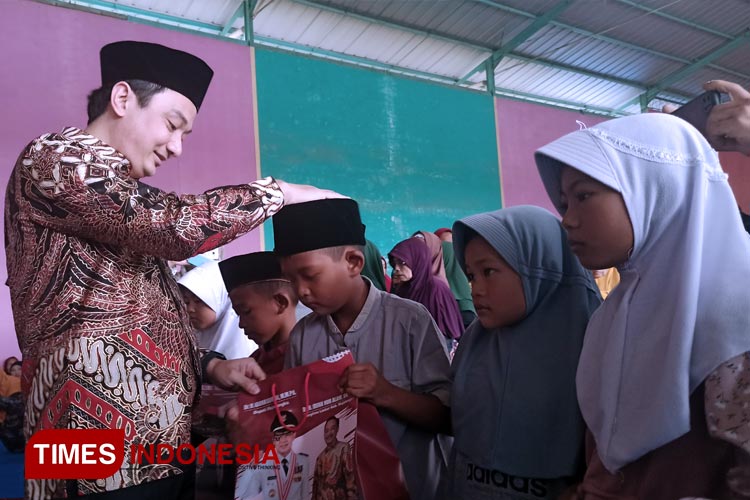 Kepala Bapenda Majalengka, H Irfan Nur Alam memberikan santunan dan paket sembako kepada anak yatim. (FOTO: Jaja Sumarja/TIMES Indonesia)