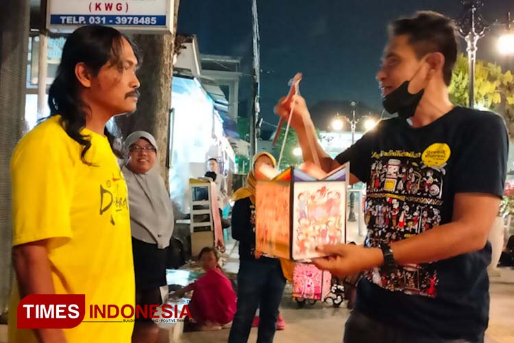 Kenalkan Kearifan Lokal Gresik, Gresker Bagikan Souvernir Damar Kurung