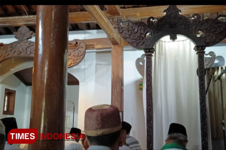 Mimbar Kuno Masjid Tegalsari Peninggalan Kiai Kasan Besari selalu ditutup kelambu putih. (Foto: Marhaban/TIMES Indonesia)