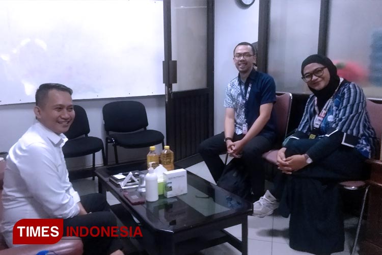 Sammy Yusuf Achmad, PIC Head of Unit Sales Corporate JNE dan Kurnia, Humas JNE bersilahturahmi dengan Direktur Executive KADIN Kota Bandung. (FOTO: Djarot/TIMES Indonesia)